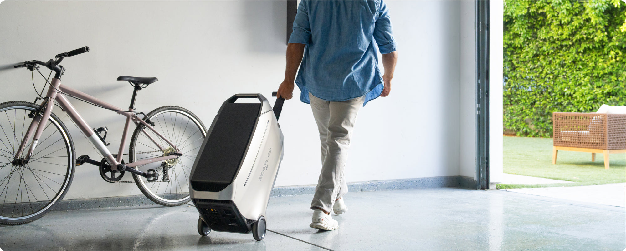 EcoFlow DELTA Pro 3 portable design with wide wheels and telescopic handle